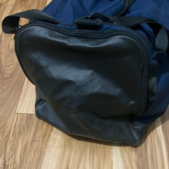 Navy Nike training duffel - Picture 3 of 10